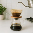 Kit Barista Cristal Wave – Porta Filtro V60 + Jarra 600ml + Suporte em Bambu